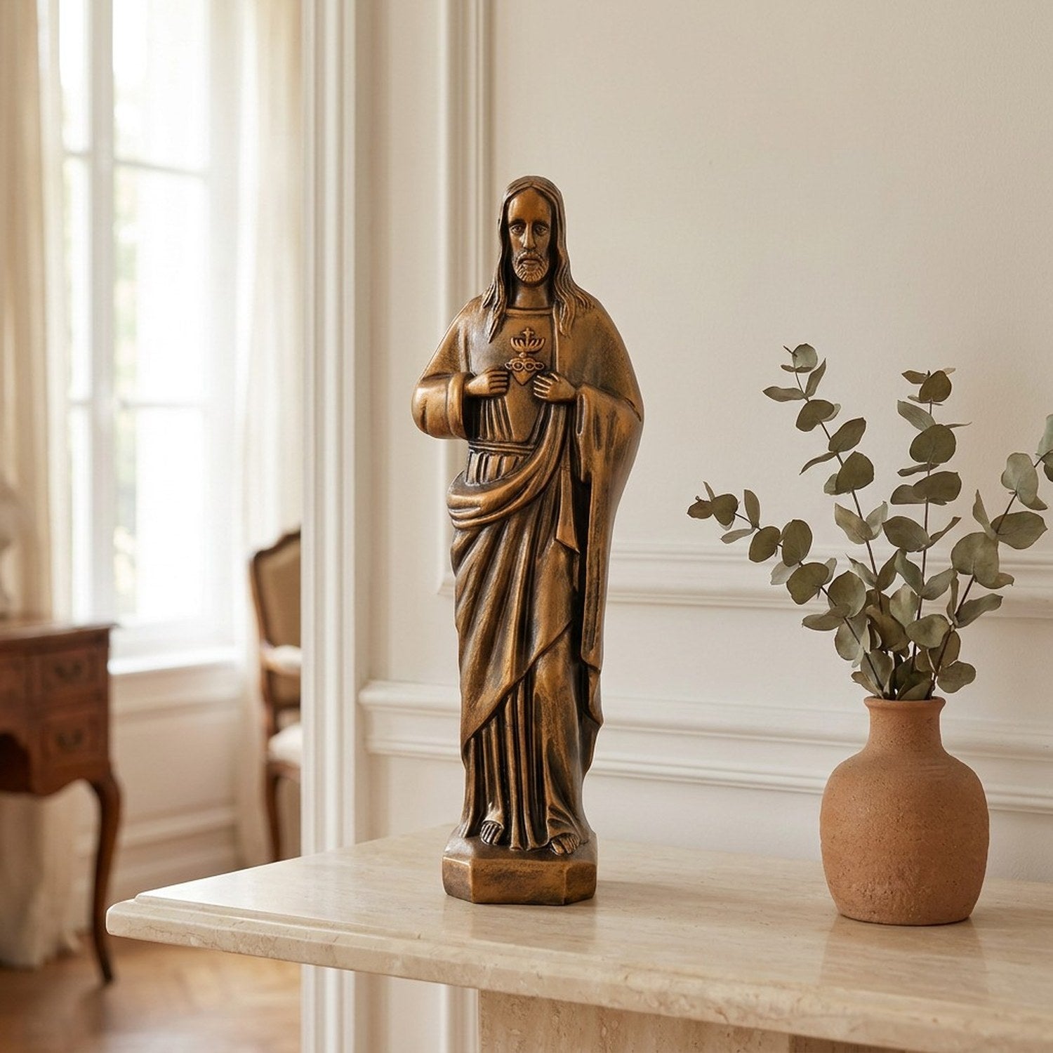 Statue du Sacré-Cœur de Jésus résine dorée ambiance chaleureuse étagère bois