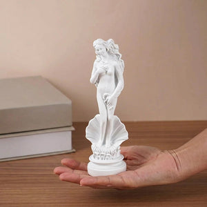 Statuette Vénus résine blanche tenue en main montrant la taille 18 cm
