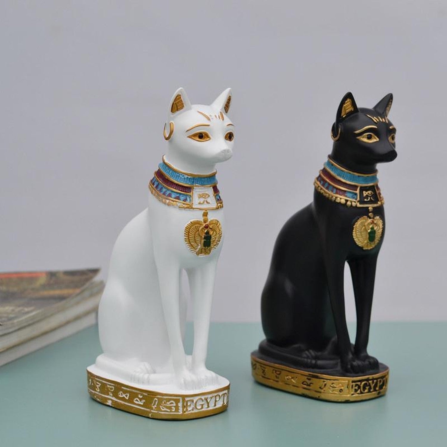 Figurine chat égyptien Bastet disponible en blanc et noir