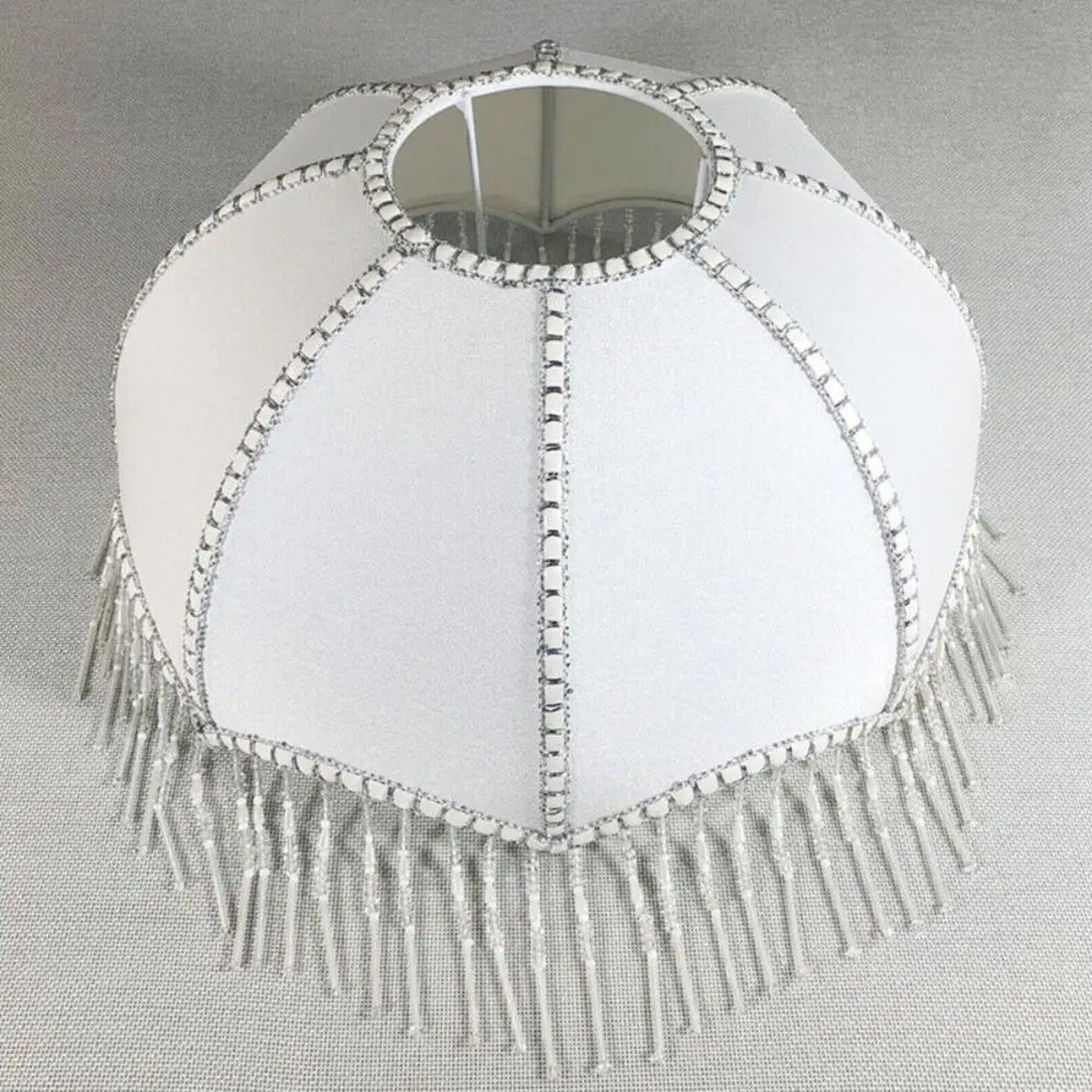 Abat-jour rétro modèle Blanc, tissu blanc perles de cristal, dôme festonné