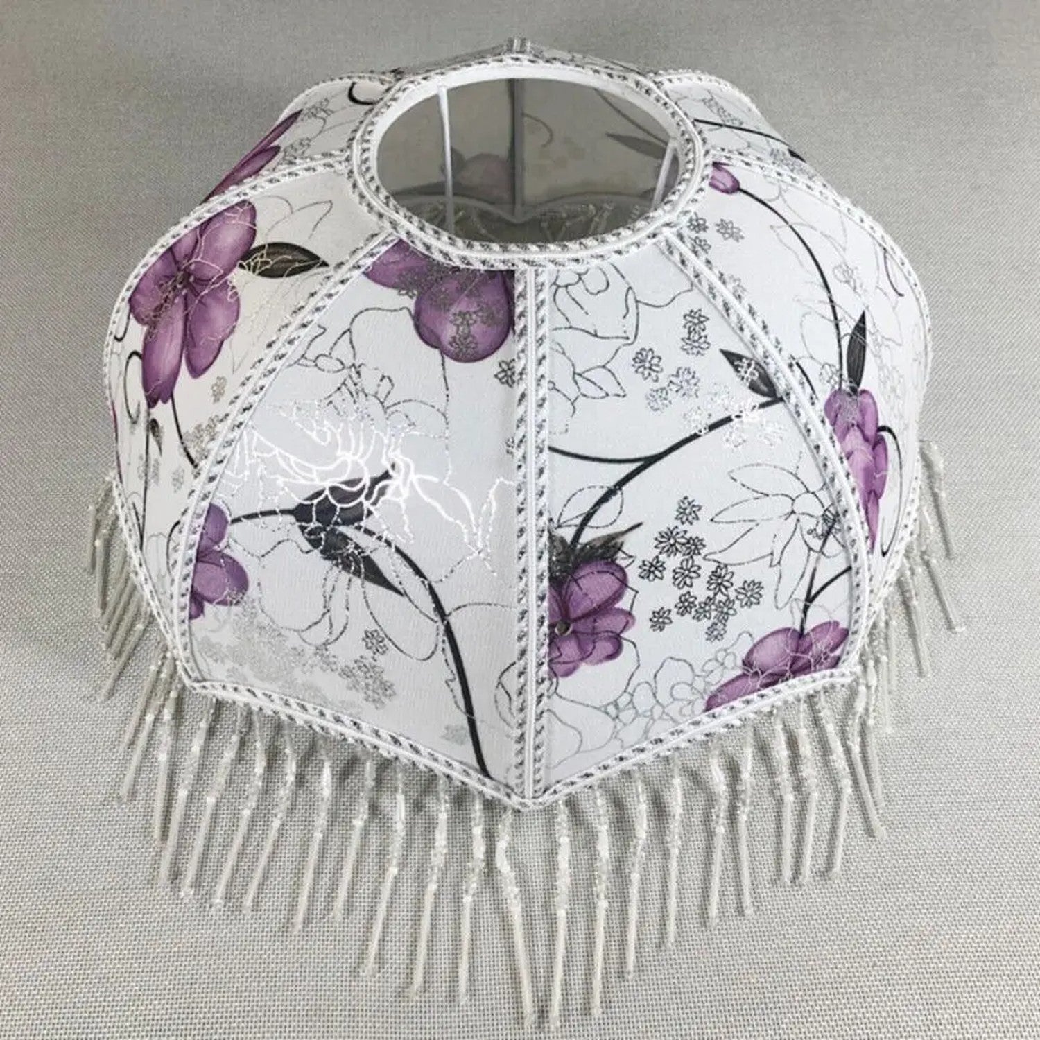 Abat-jour rétro modèle Floral, tissu blanc fleurs violettes, franges de cristal