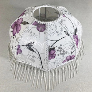 Abat-jour rétro modèle Floral, tissu blanc fleurs violettes, franges de cristal