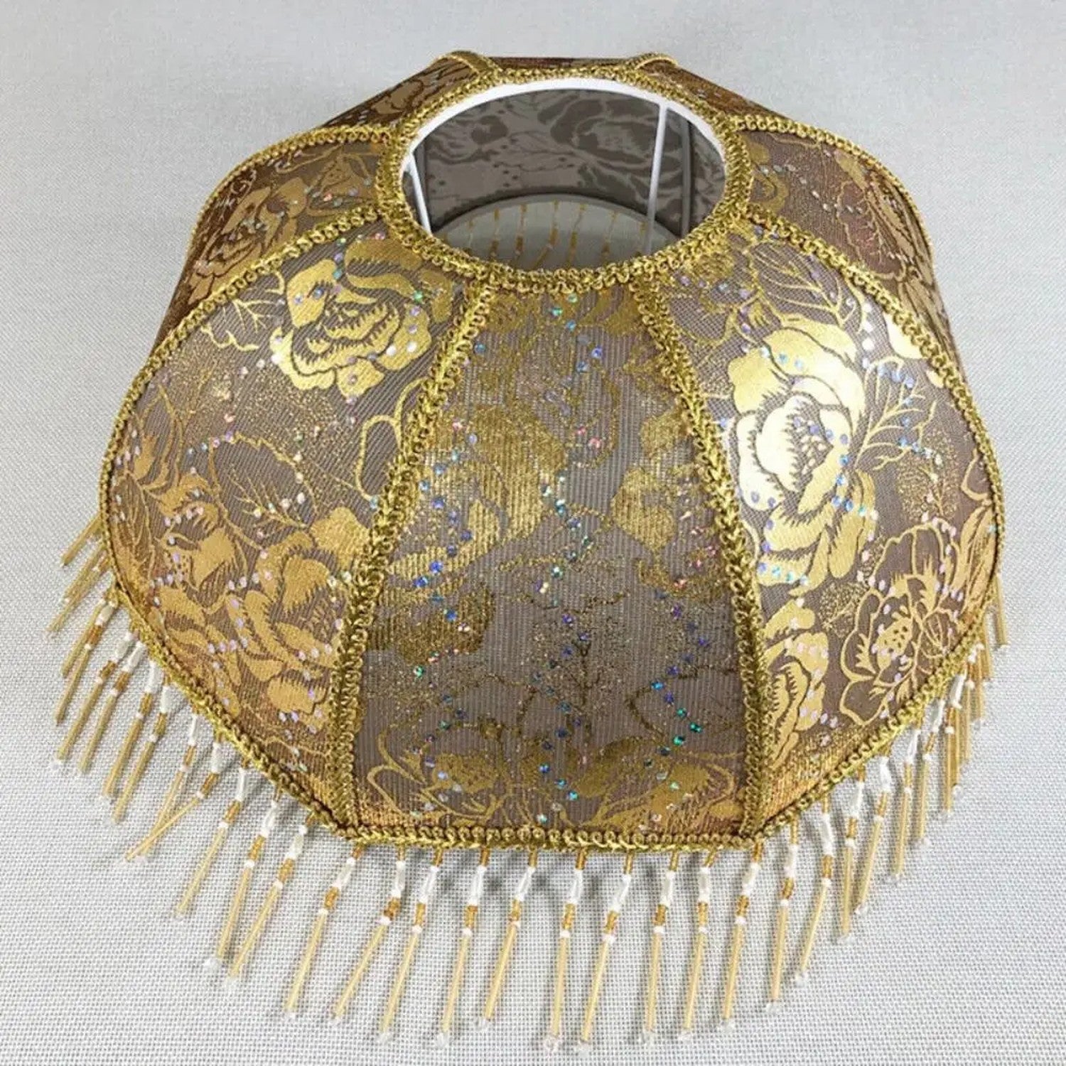 Abat-jour rétro modèle Brocart, tissu doré motif floral, franges perles or