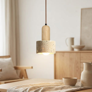 Suspension en travertin beige avec embout en bois clair dans une pièce lumineuse