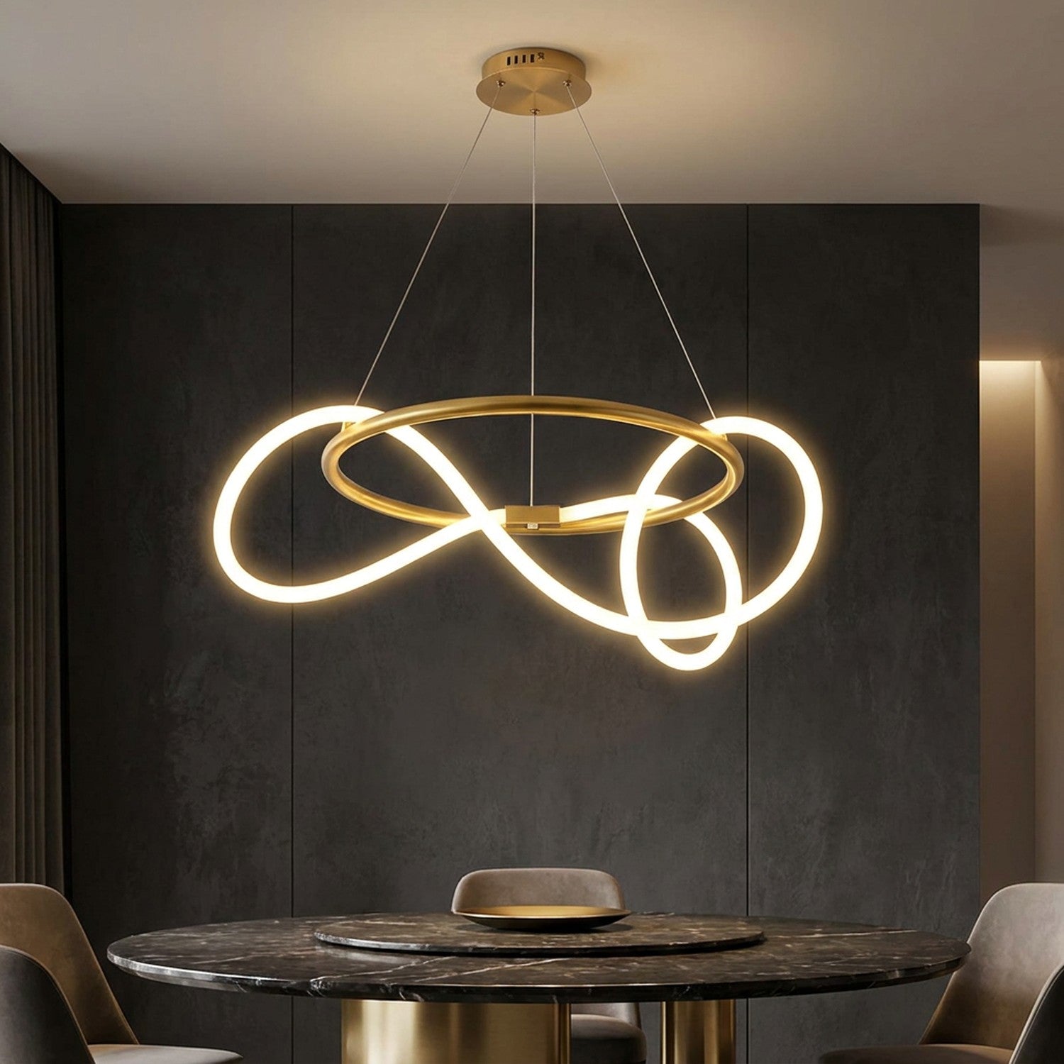 Suspension anneau LED dorée au-dessus d'une table ronde en marbre sombre