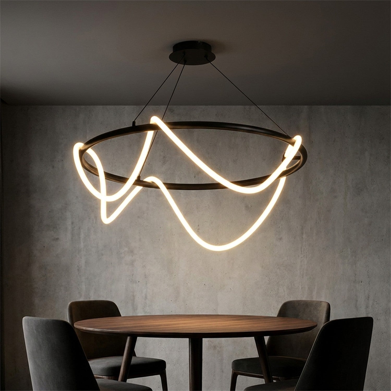 Suspension anneau LED noire dans une salle à manger sombre avec table en noyer