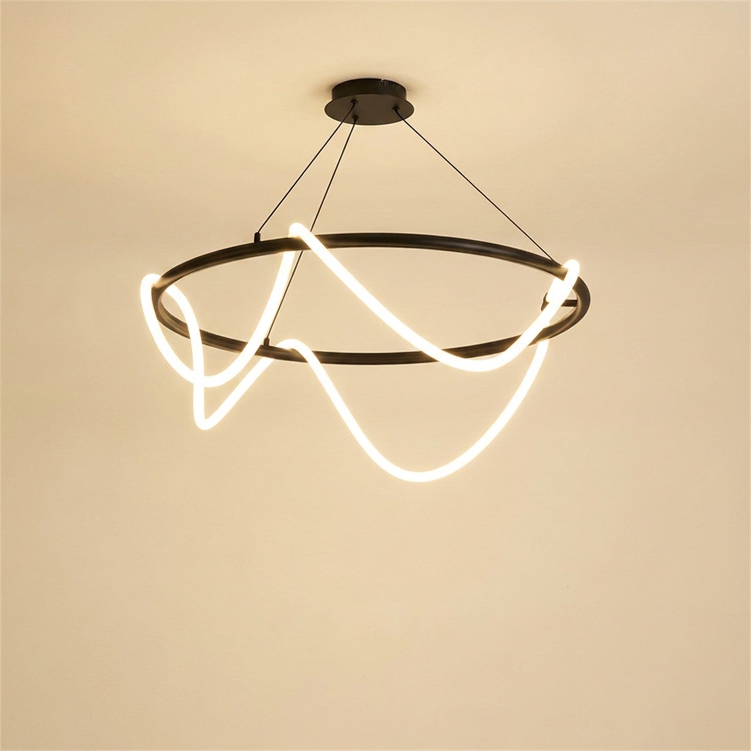 Suspension anneau LED finition noire fond beige neutre