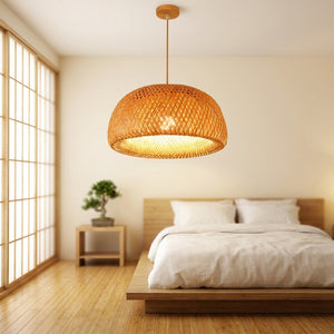 Suspension bambou tissée main dans une chambre style japonais minimaliste