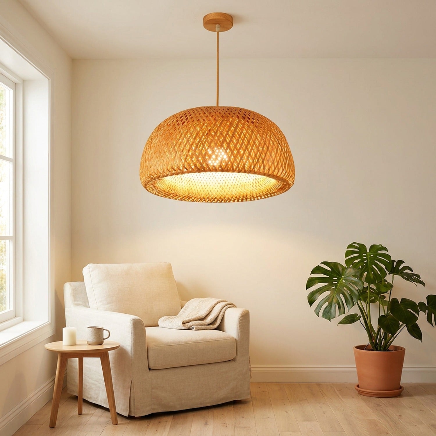 Suspension bambou naturel dans un coin lecture avec fauteuil crème et plante monstera