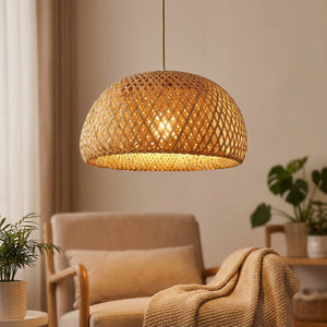 Suspension en bambou tressé en forme de dôme allumée diffusant une lumière chaude dans un salon