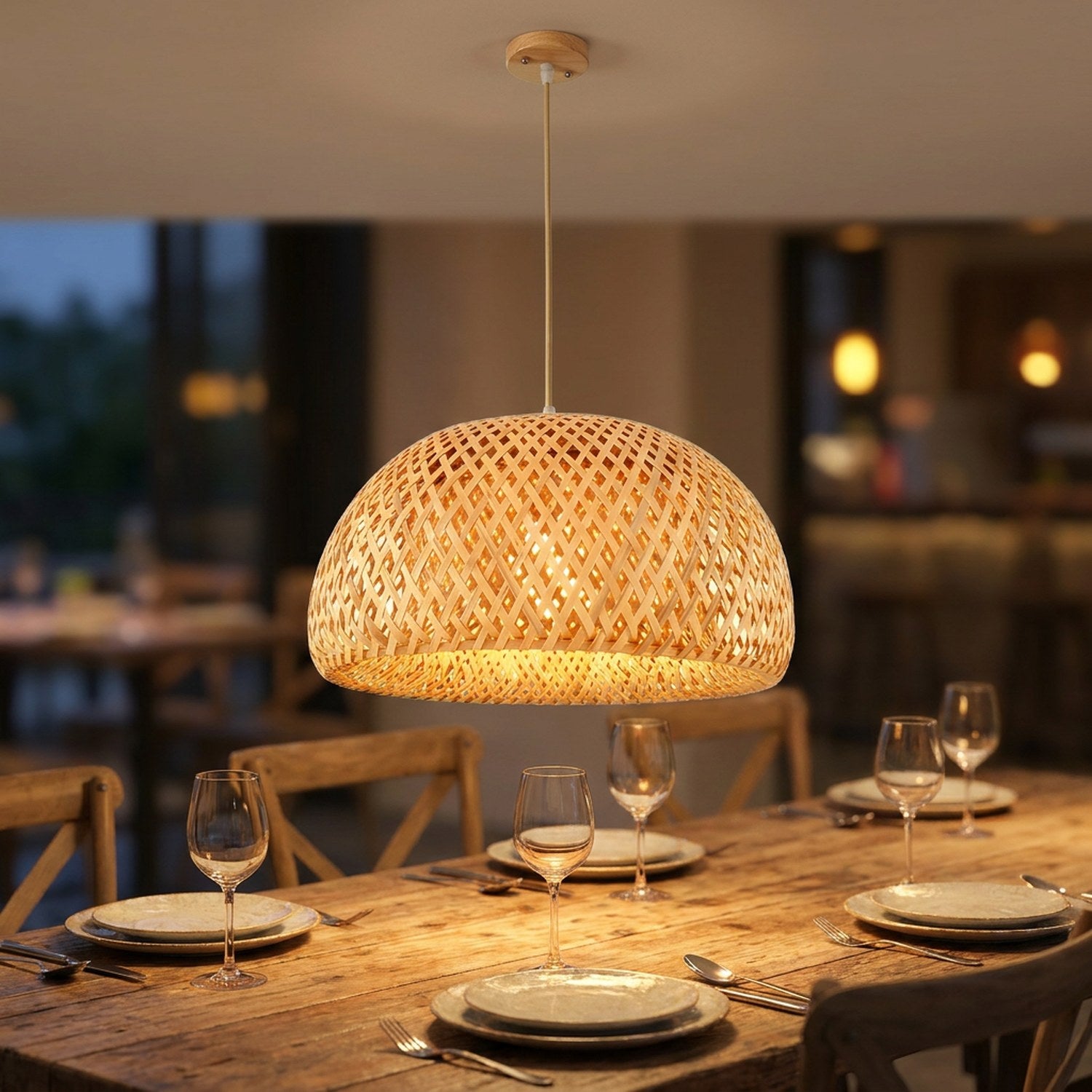 Suspension en bambou en forme de dôme allumée au-dessus d une table à manger
