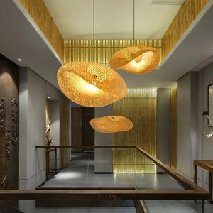 Suspension bambou tressé, motif diamant naturel en gros plan