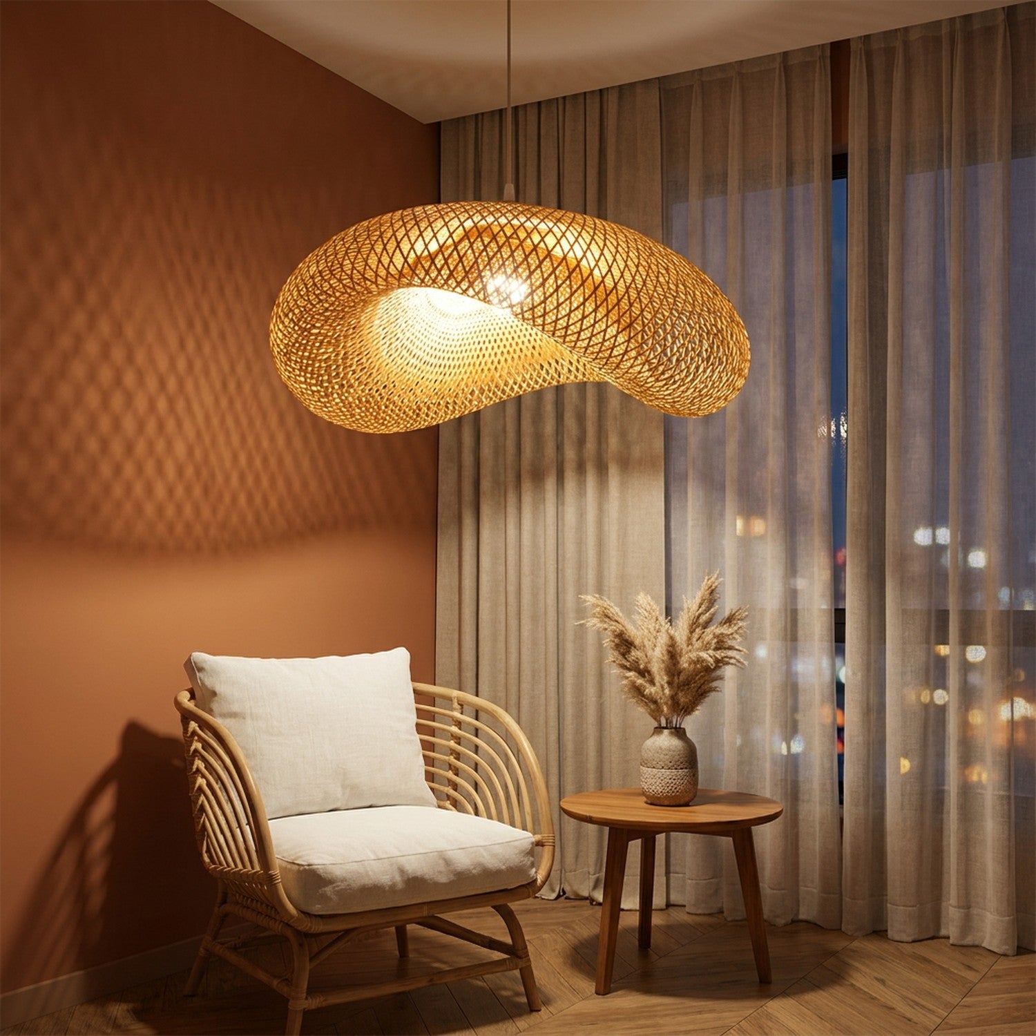 Suspension bambou naturel dans un salon bohème en soirée