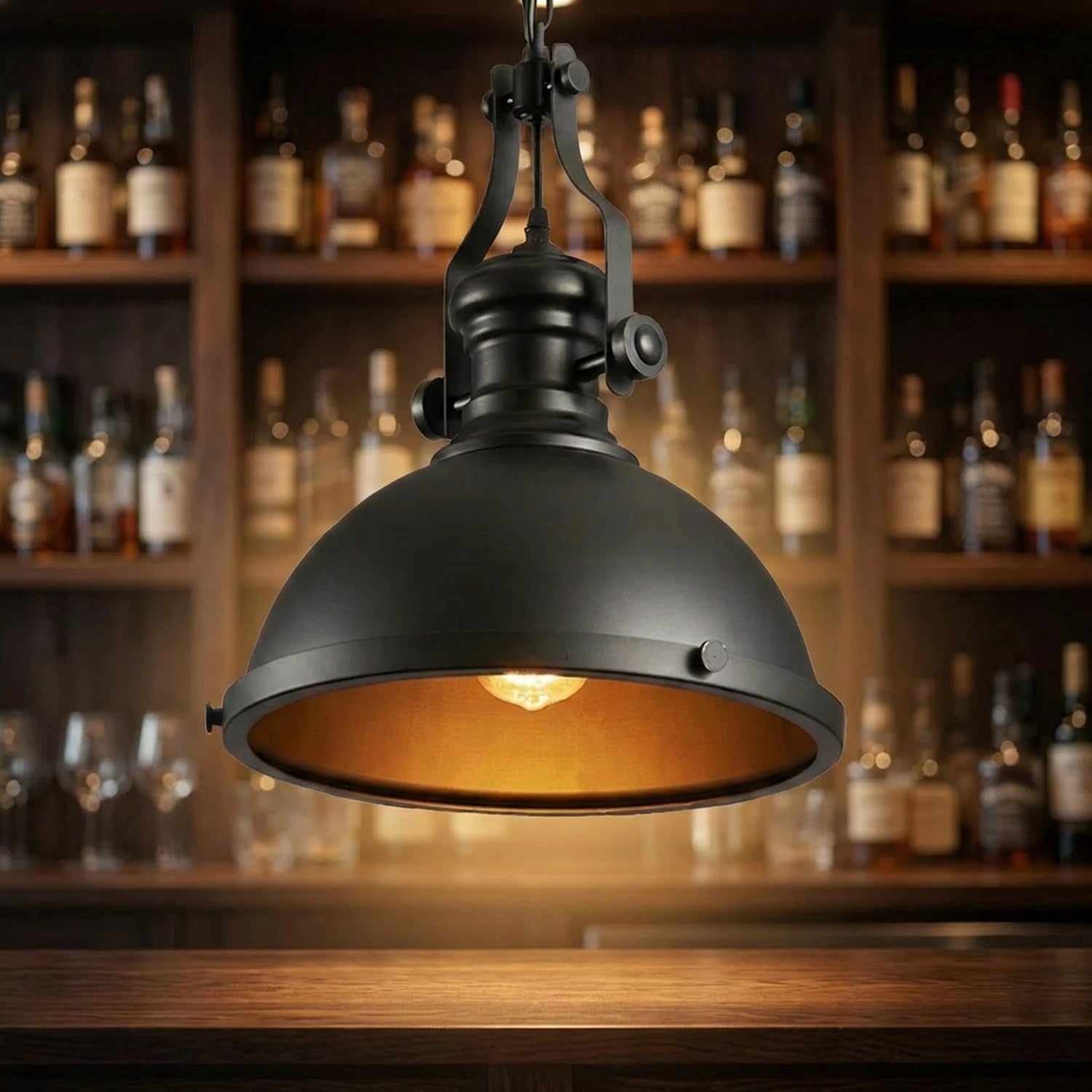 Suspension industrielle noire allumée au-dessus d’un comptoir de bar