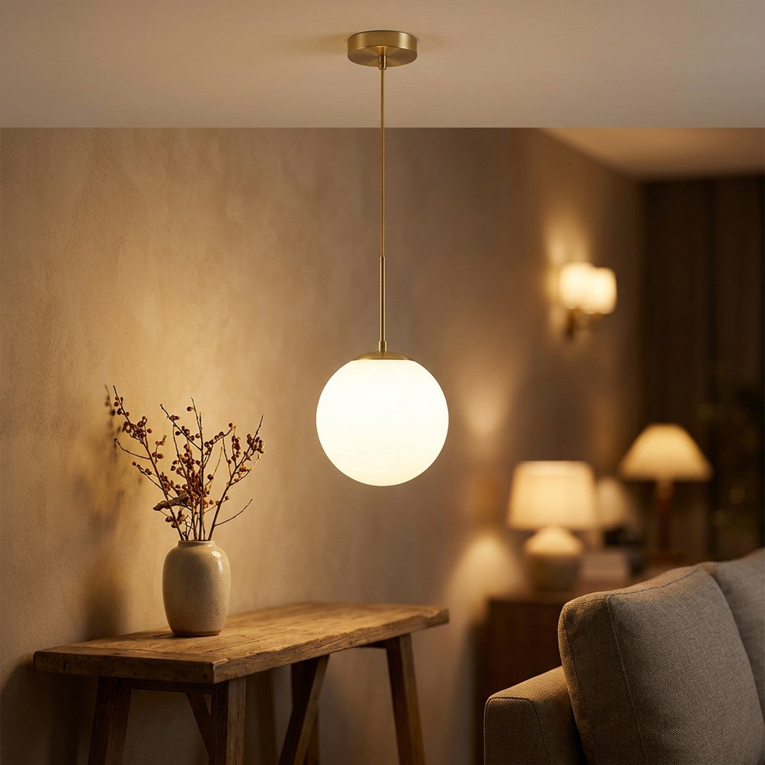 Suspension boule de verre opale dorée allumée dans un salon contemporain chaleureux