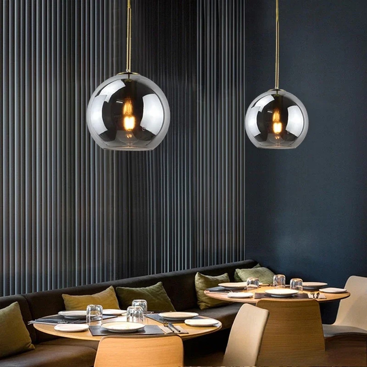 Suspension globe de verre en situation dans un espace de vie moderne