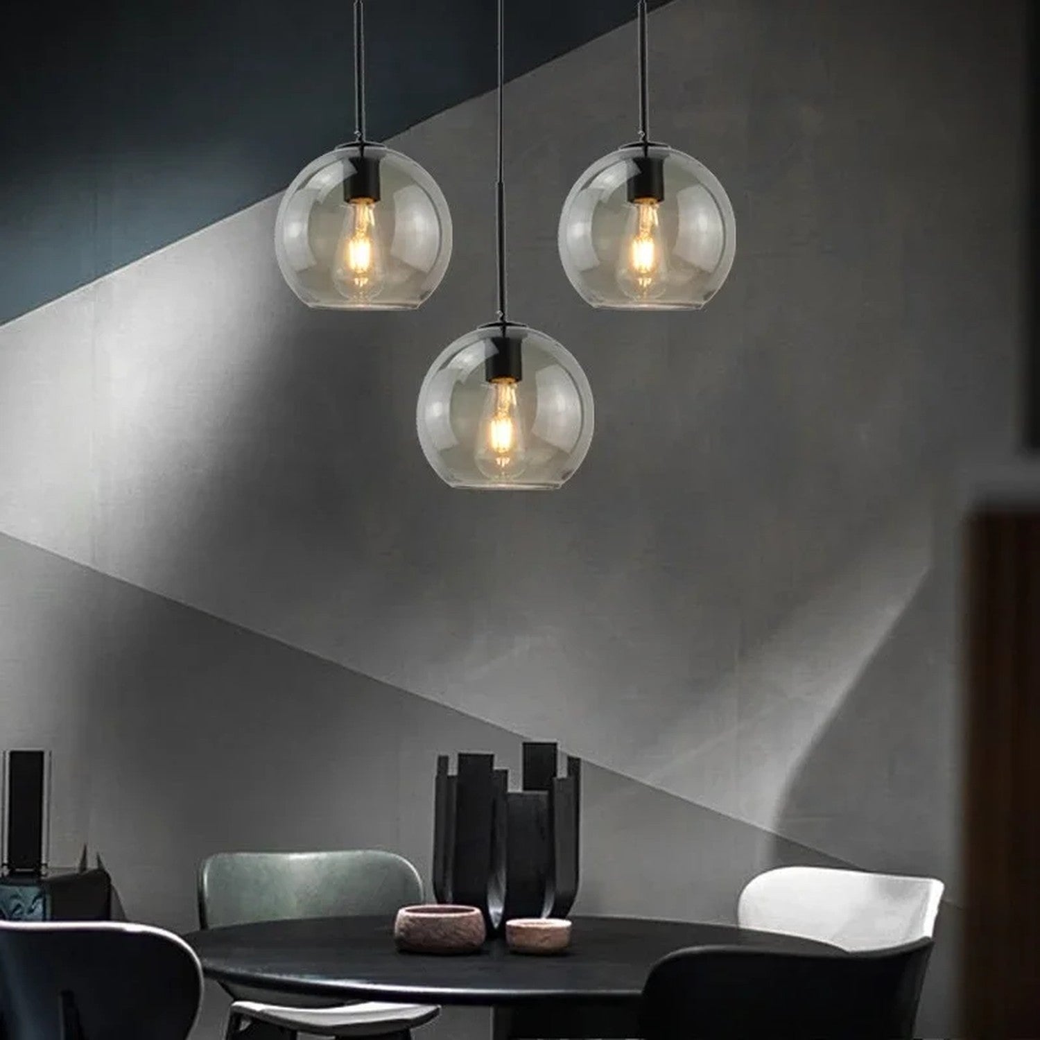 Vue en contre-plongée de la suspension boule de verre LED allumée