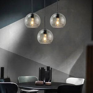 Vue en contre-plongée de la suspension boule de verre LED allumée