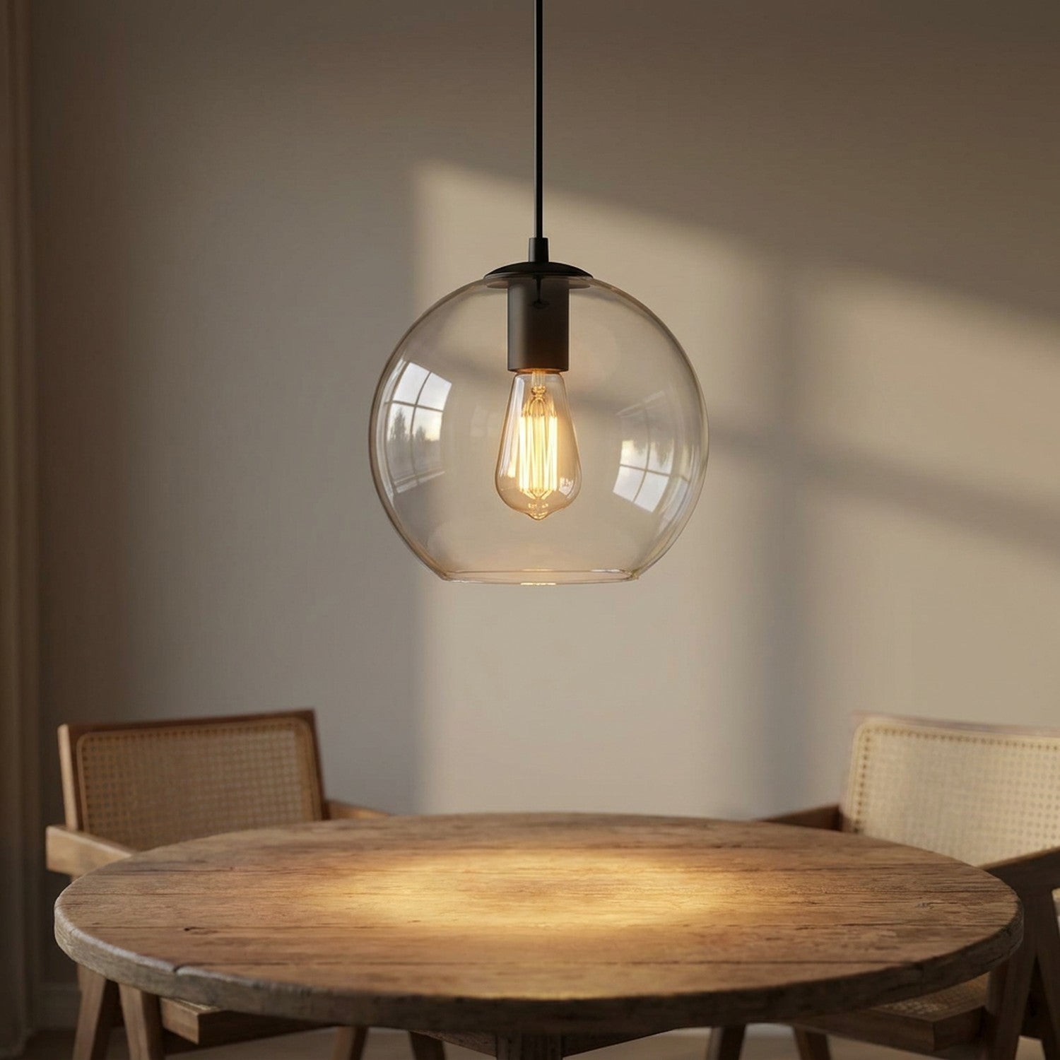 Suspension boule de verre allumée au-dessus d'une table en bois dans une salle à manger scandinave