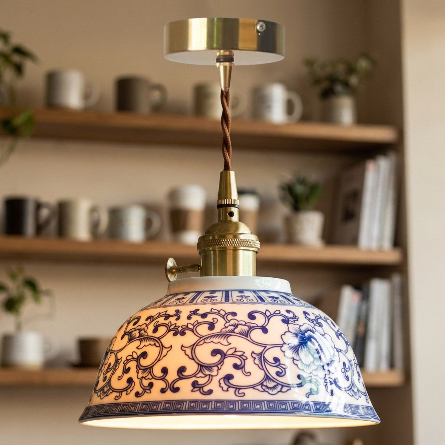 Détail de la suspension céramique motif bleu et blanc devant une étagère en bois