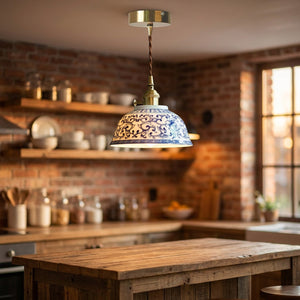 Suspension céramique motif bleu et blanc allumée dans une cuisine style loft américain