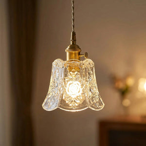 Détail du verre ciselé à motif fleur de la suspension au culot laiton