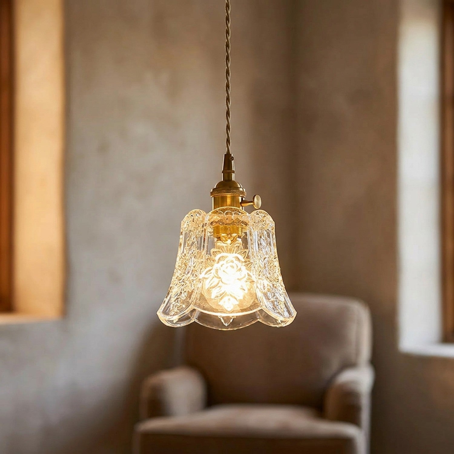 Suspension fleur en verre dans un salon de caractère à la lumière dorée