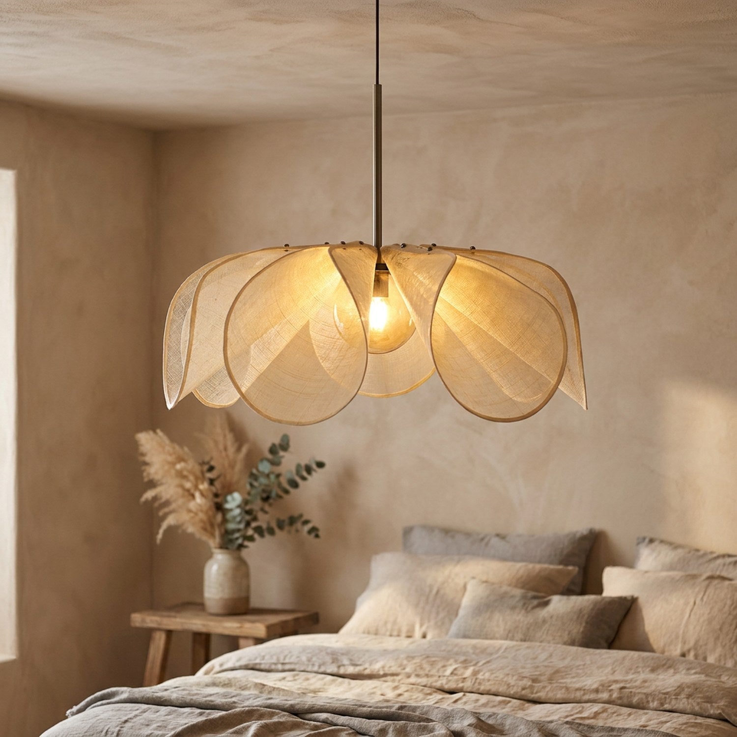 Suspension en pétales de tissu style Wabi Sabi allumée lumière dorée dans chambre naturelle