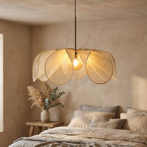 Suspension en pétales de tissu style Wabi Sabi allumée lumière dorée dans chambre naturelle