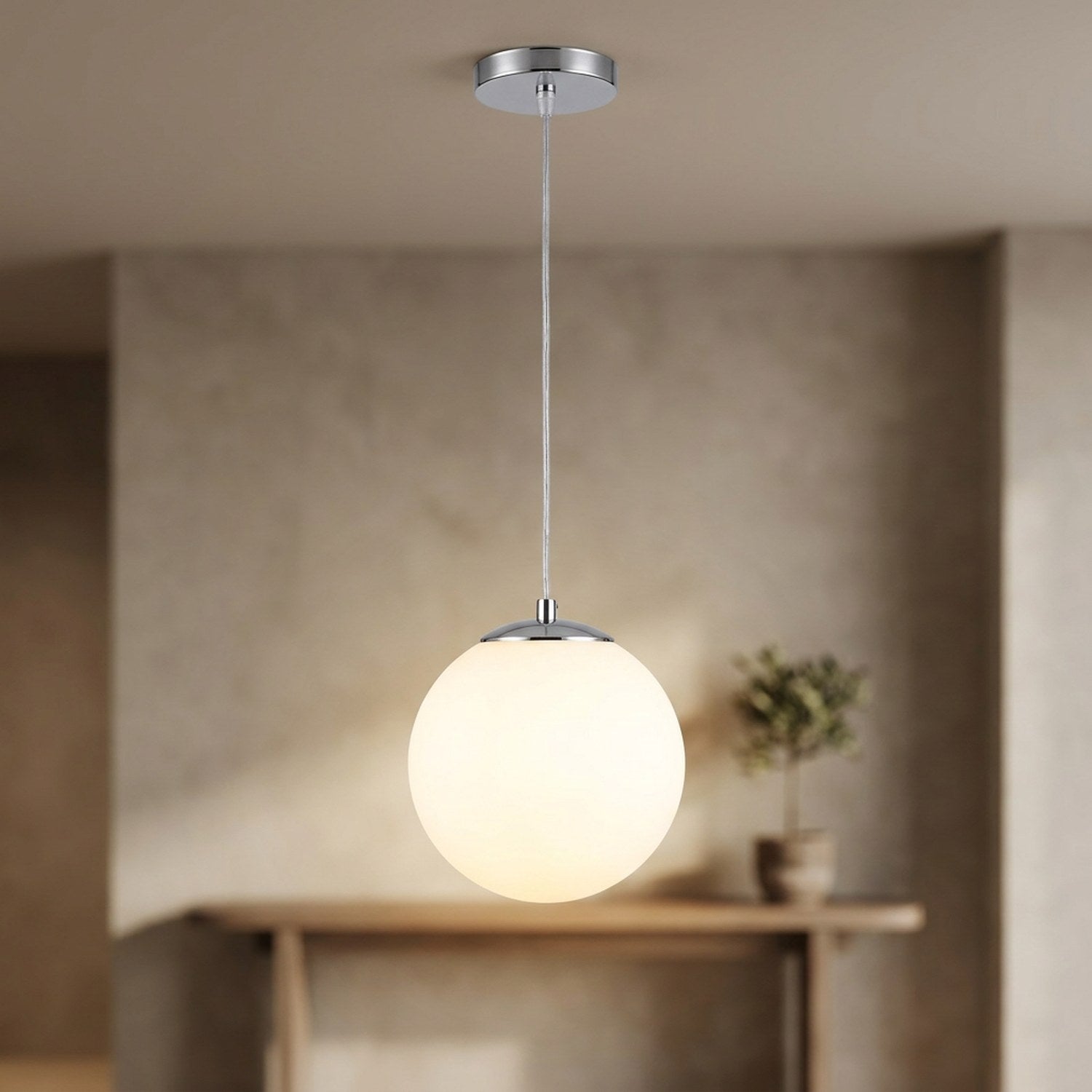 Suspension globe en verre opale à finition argentée chromée allumée
