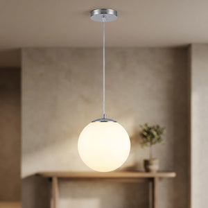 Suspension globe en verre opale à finition argentée chromée allumée