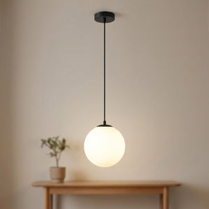 Suspension globe en verre opale à finition noire allumée