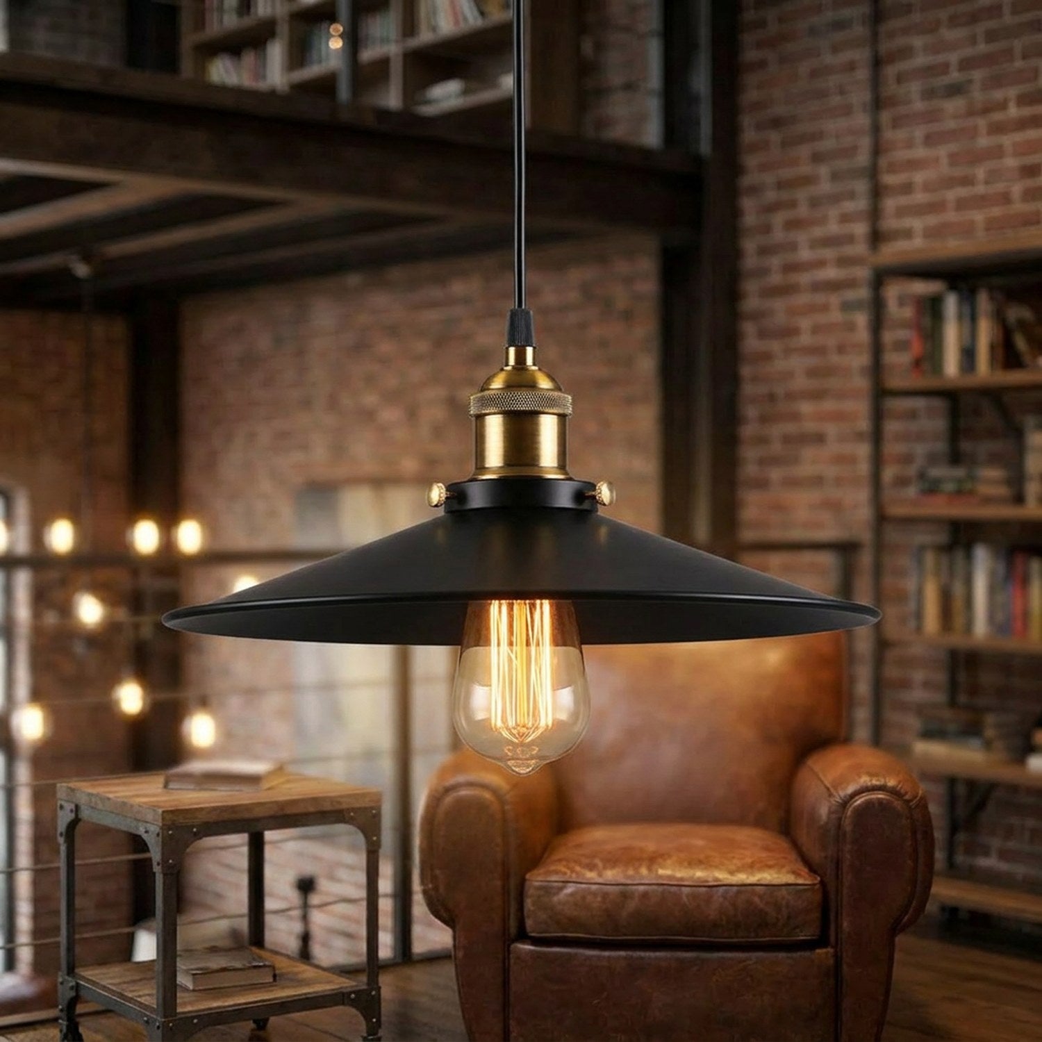 Suspension industrielle noire dans un coin lecture avec fauteuil en cuir