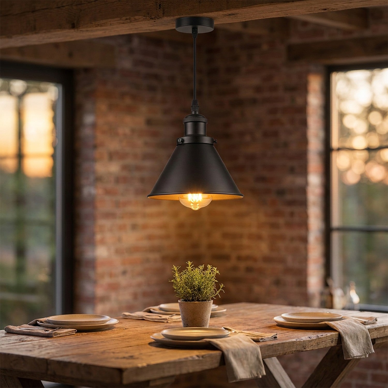 Suspension vintage industrielle métal style loft au-dessus d'une table à manger rustique