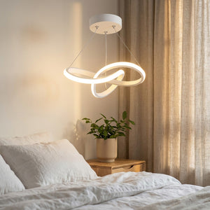 Suspension LED nordique dans une chambre cosy avec lumière chaude et linge de lit blanc
