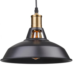 Suspension industrielle en métal noir mat style loft vue en gros plan sur fond blanc