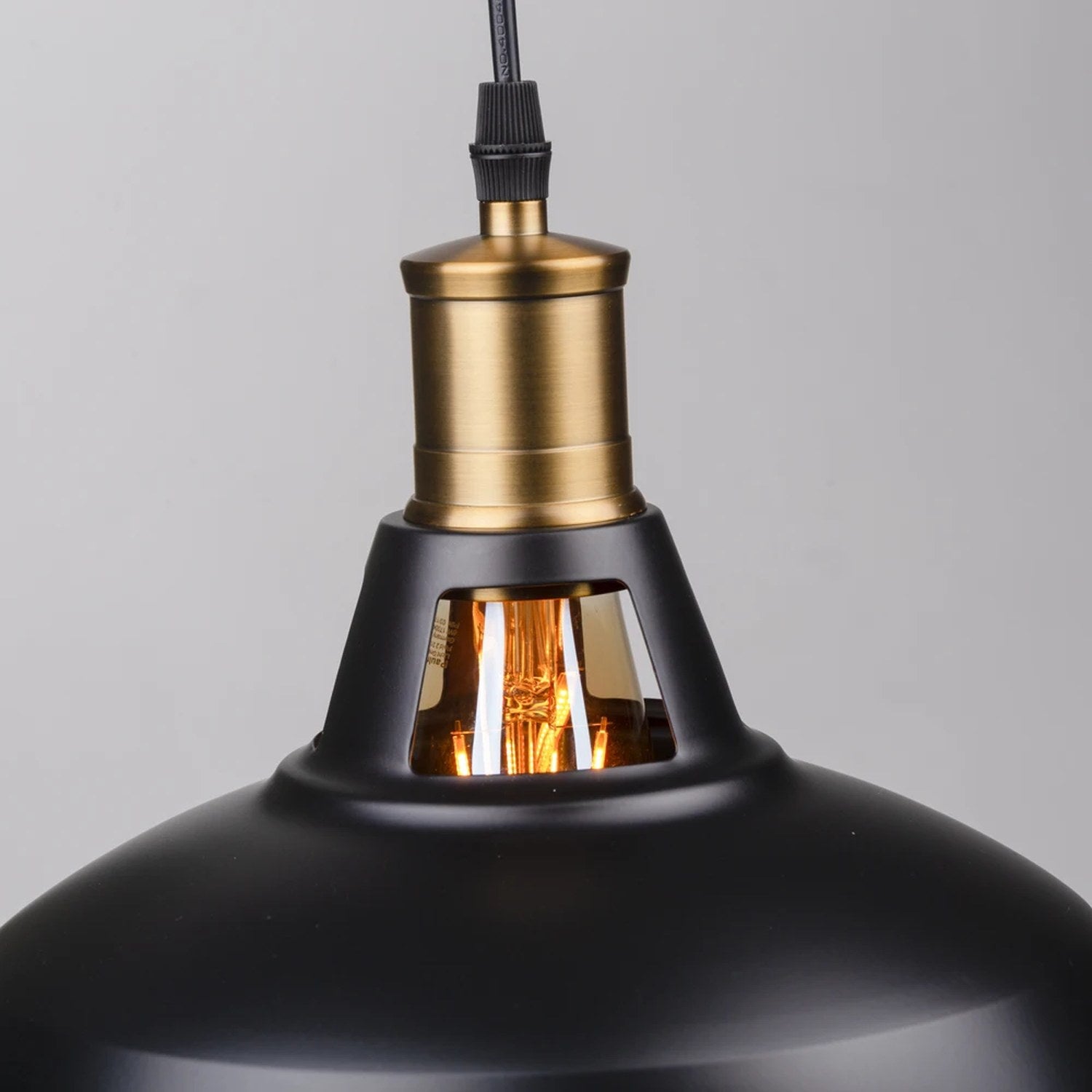 Détail du culot E27 laiton et de l'ampoule Edison de la suspension industrielle