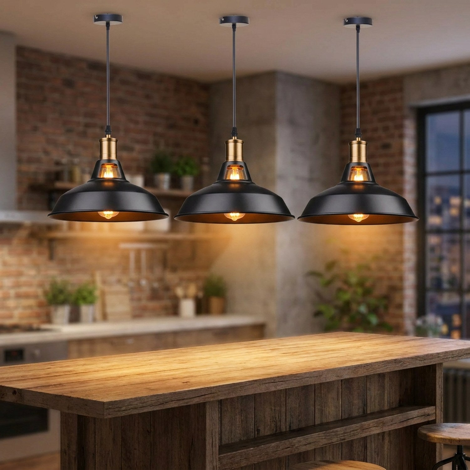 Trois suspensions industrielles allumées en rangée au-dessus d'un îlot de cuisine style loft briques apparentes