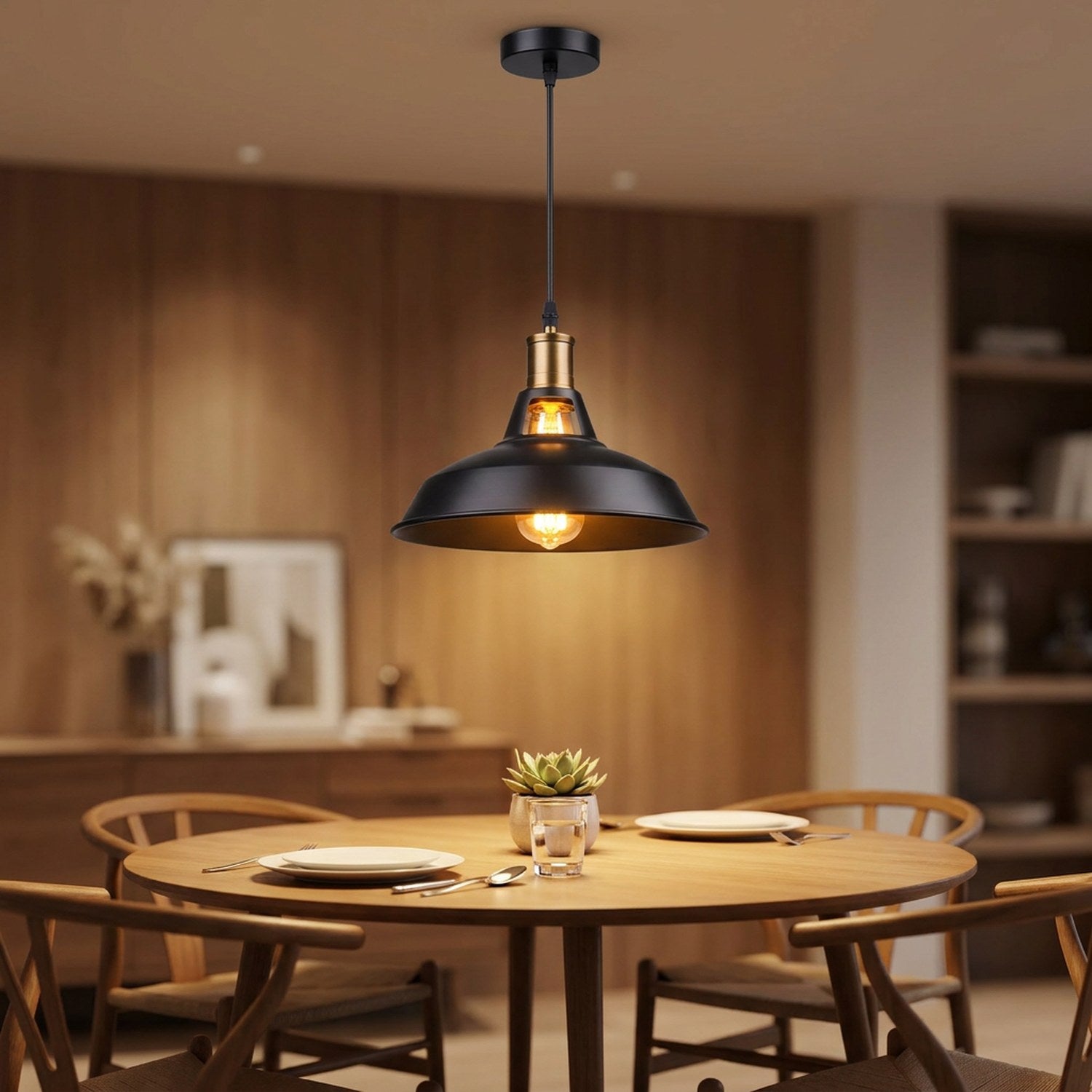 Suspension industrielle allumée au-dessus d'une table à manger ronde avec chaises en bois