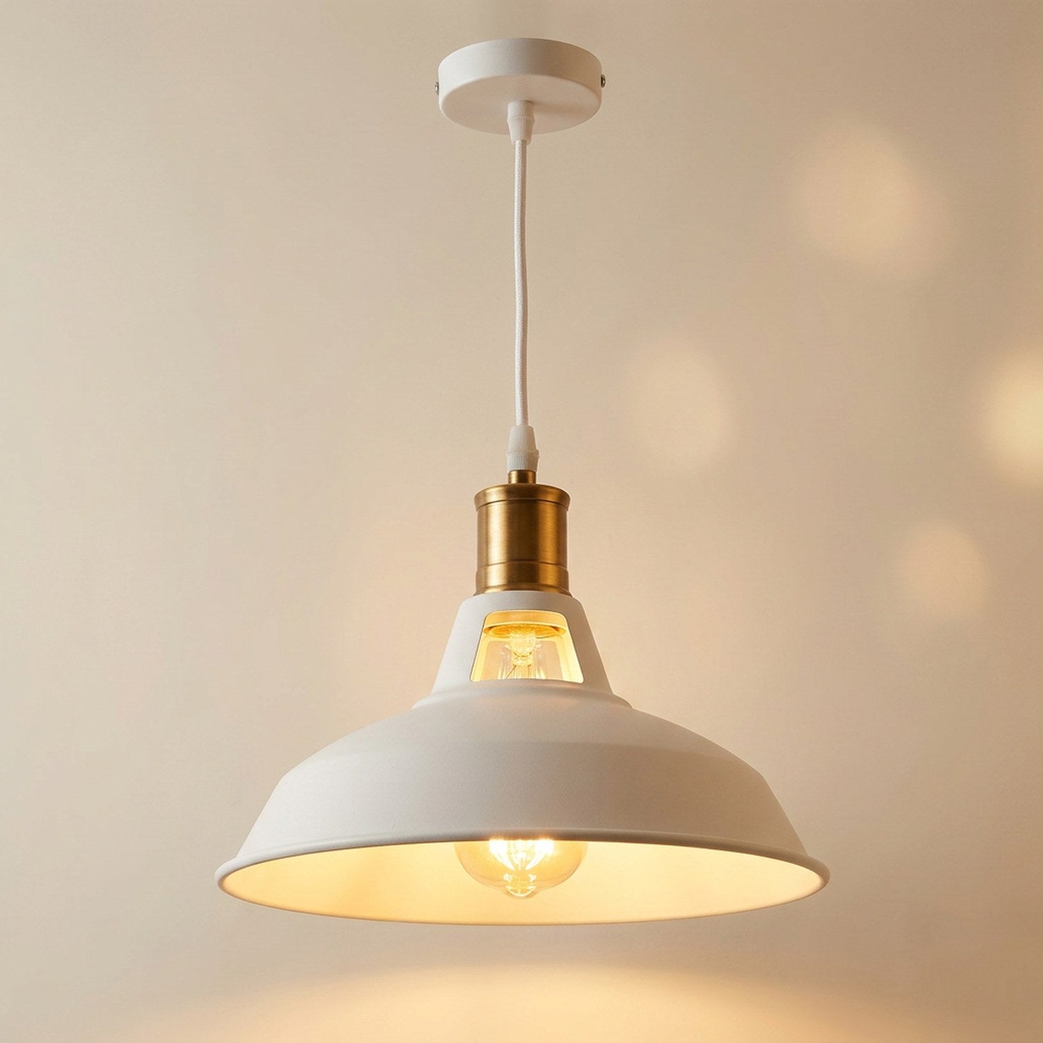 Suspension industrielle Blanc mat style loft avec ampoule Edison allumée