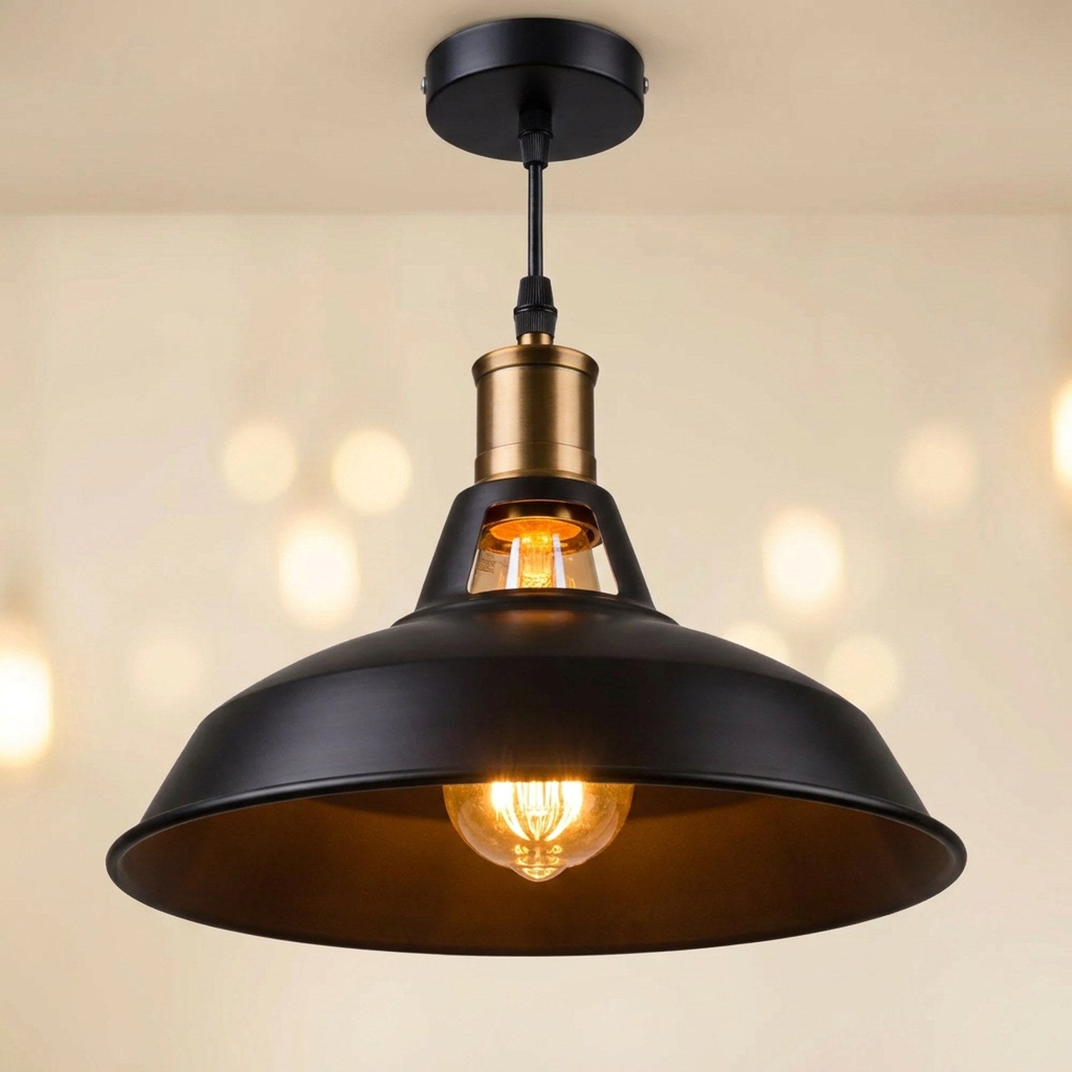 Suspension industrielle Noir mat style loft avec ampoule Edison allumée