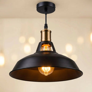 Suspension industrielle Noir mat style loft avec ampoule Edison allumée