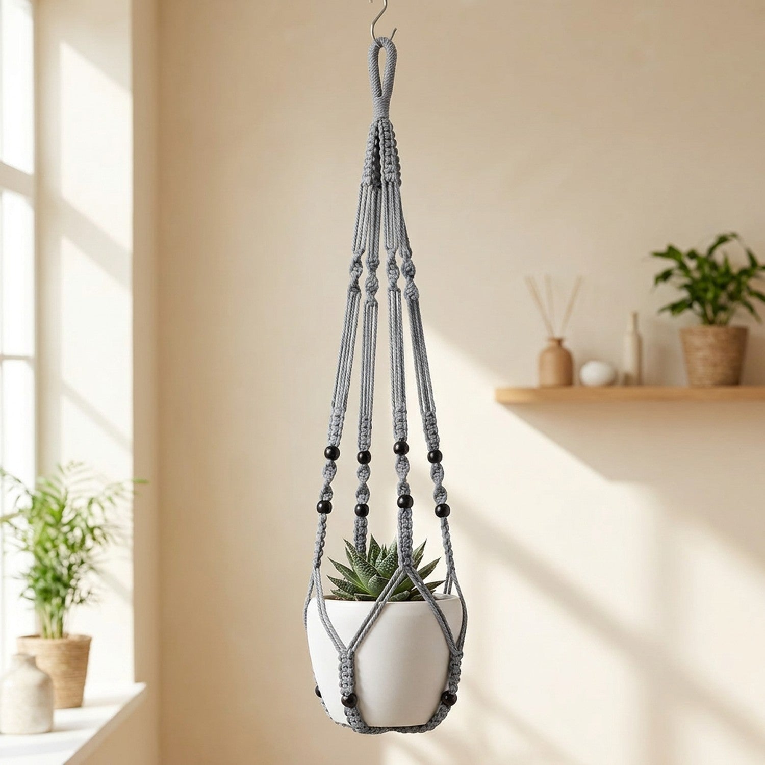 Suspension macramé grise en coton naturel avec perles bois