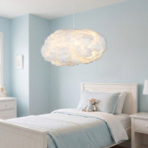 Suspension nuage LED dans une chambre enfant aux murs bleu pastel