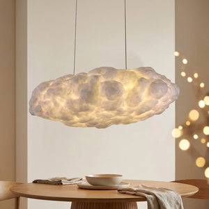 Suspension nuage en coton spatial blanc suspendue dans une salle à manger moderne