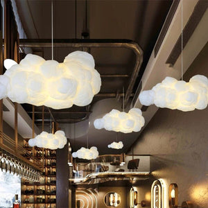Suspension nuage en coton blanc dans un bar contemporain design