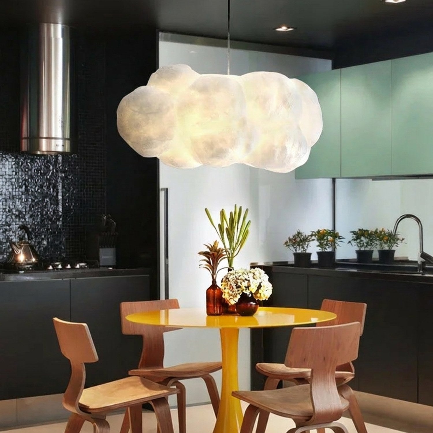 Suspension nuage en coton blanc au-dessus d'un îlot de cuisine moderne