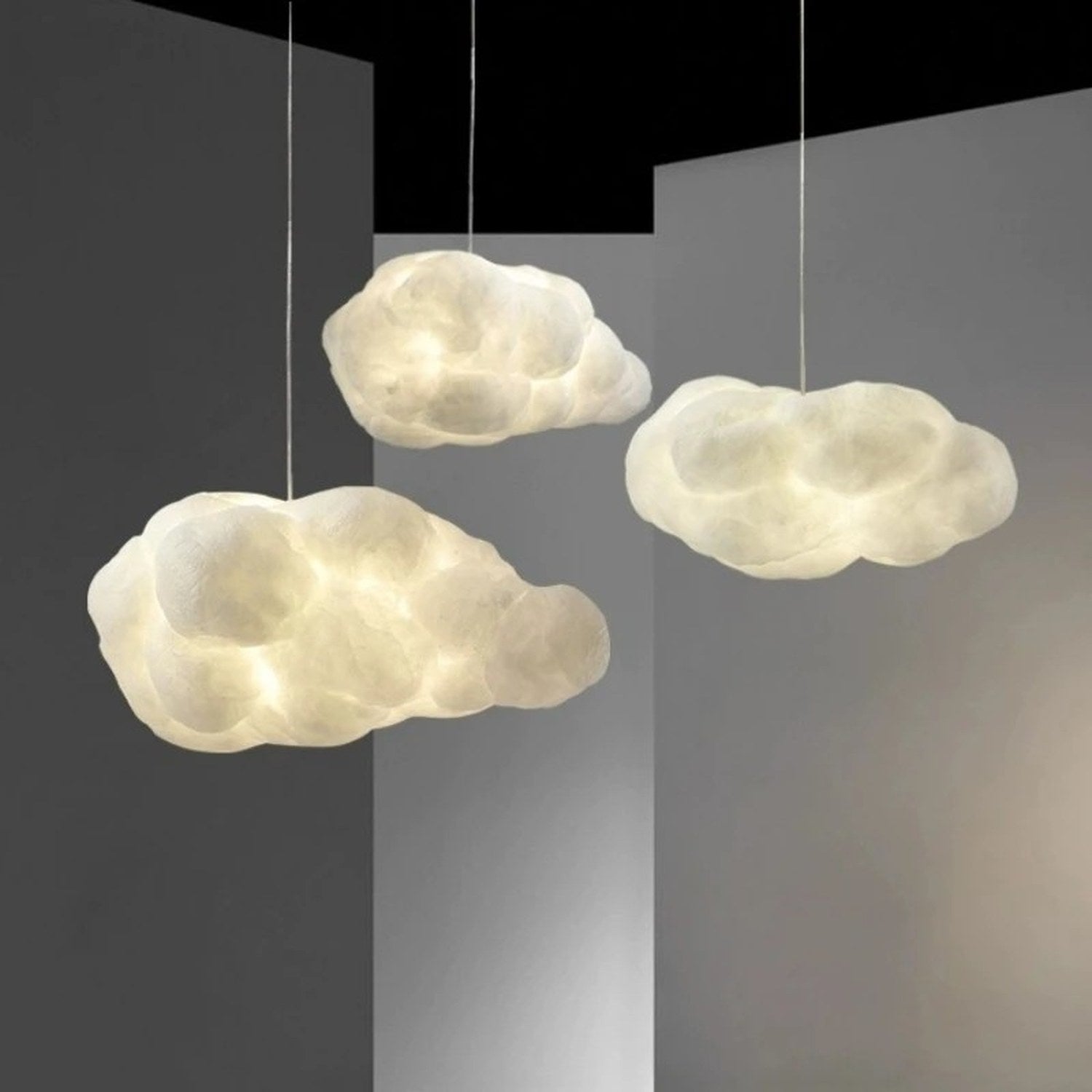 Trois suspensions nuage en coton blanc dans un studio scandinave gris