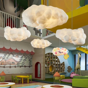 Suspension nuage en coton blanc dans une chambre enfant moderne colorée