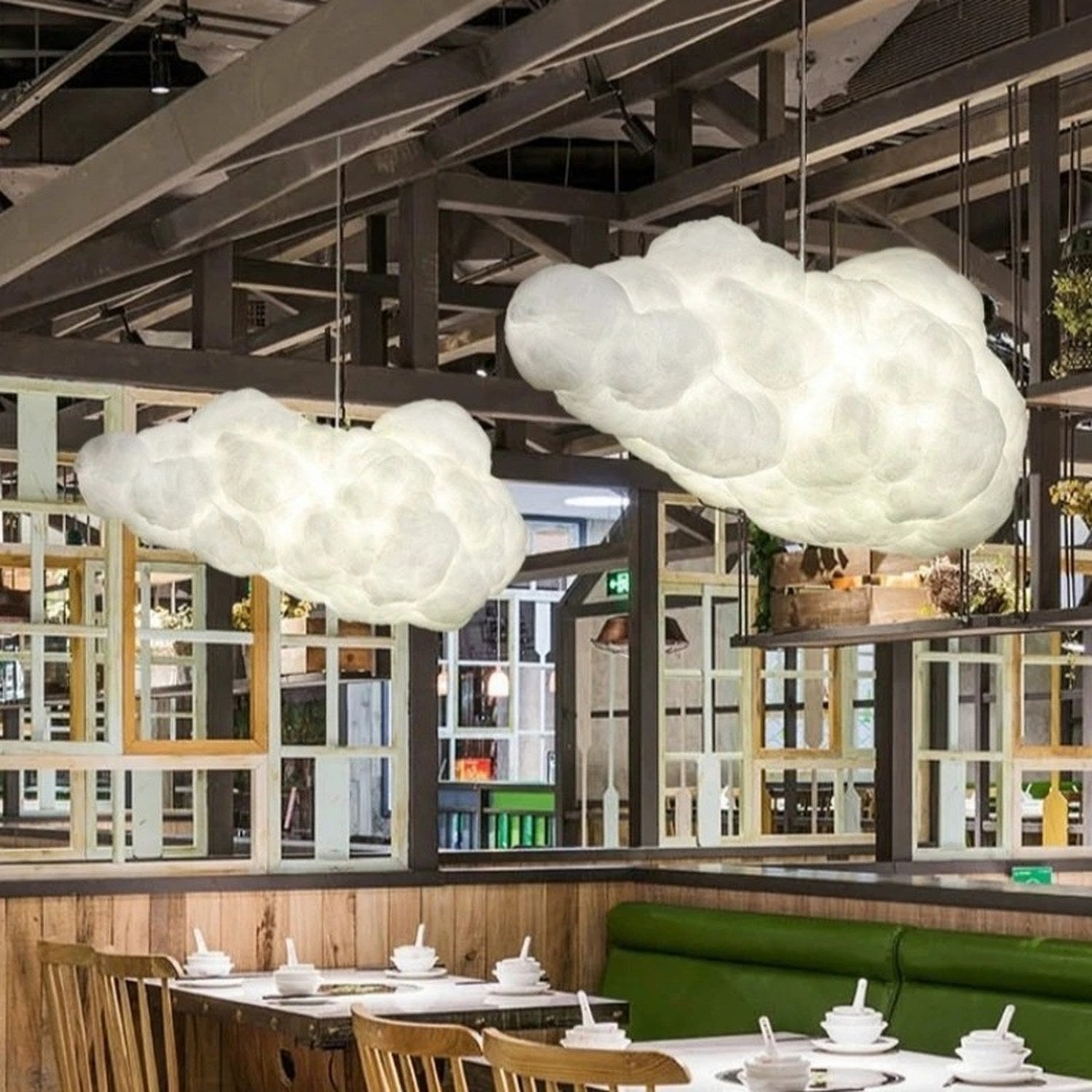 Grande suspension nuage en coton blanc dans un restaurant asiatique